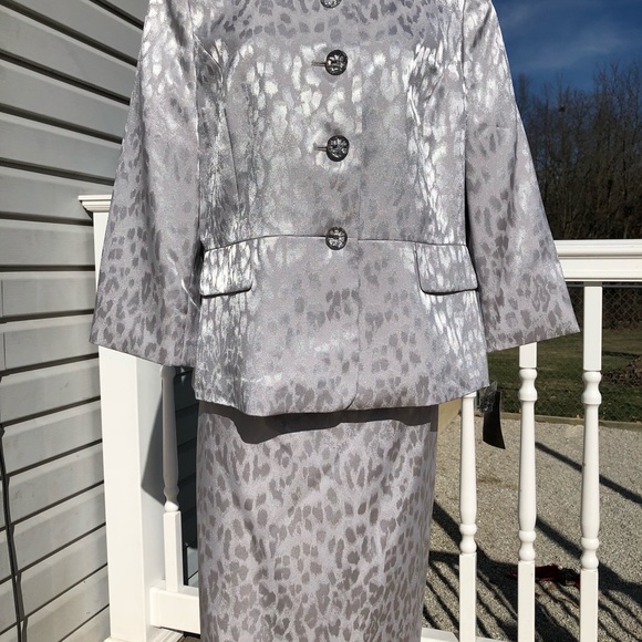 Kasper Skirt Suit 16 - Picture 6 of 7